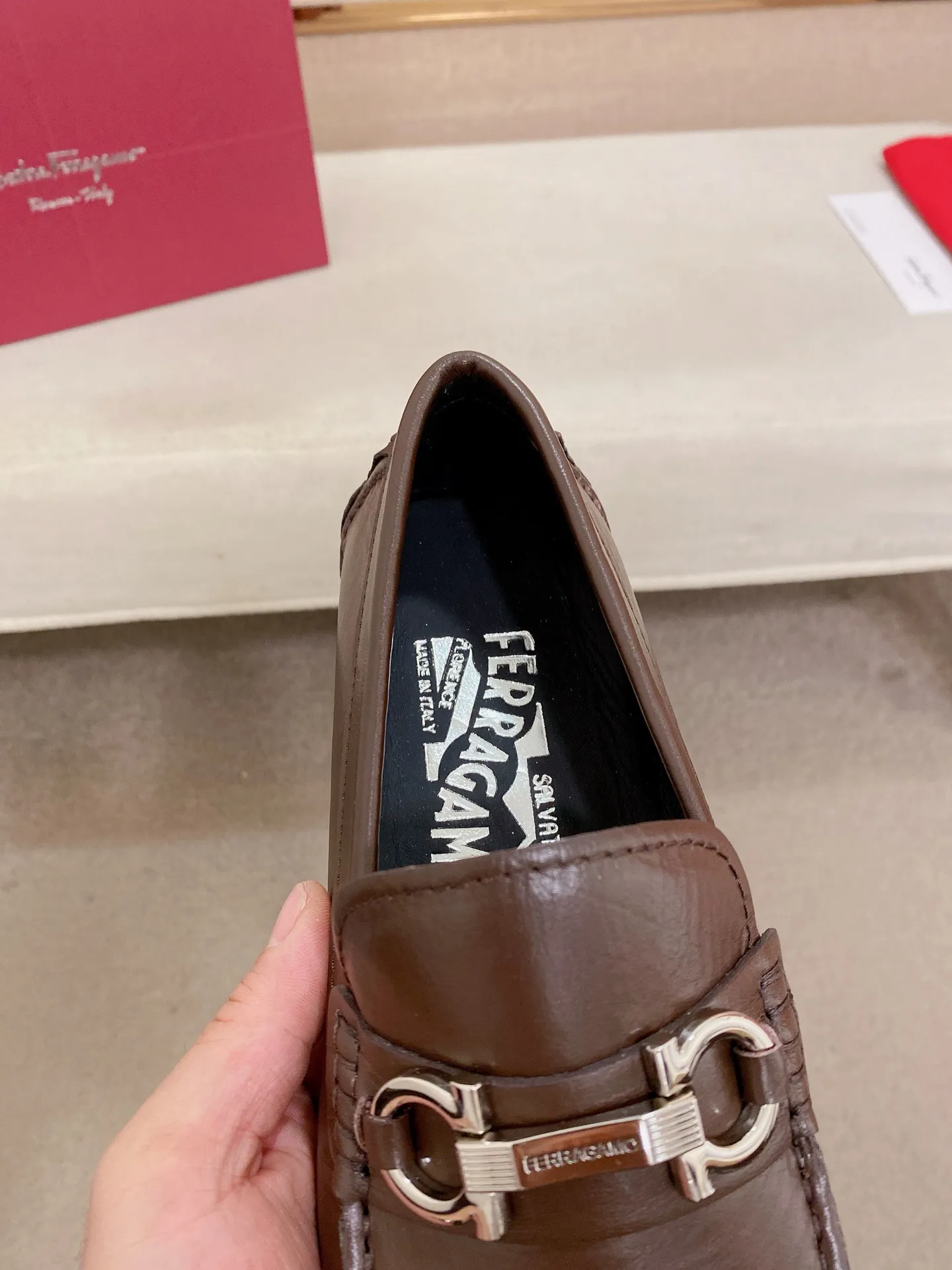 Men's shoes💰: 540💰High-end quality! Ferragamo🆕🆕Exclusive hot-selling products in stock🔥🔥New products on the shelves, high-quality Ferragamo men's pea shoes, high-end casual driving shoes, with complete packaging! 💪 💪 Material: imported first-layer pebbled cowhide 🐂 + imported high-quality water-dyed cowhide lining + wear-resistant outsole 👍🏻👍🏻 Features: high-end and comfortable, purely handmade 🚀 🚀 Create the perfect shoe that suits you best 🔥 🔥 Size: (38-44) 45 standard size can be customized!